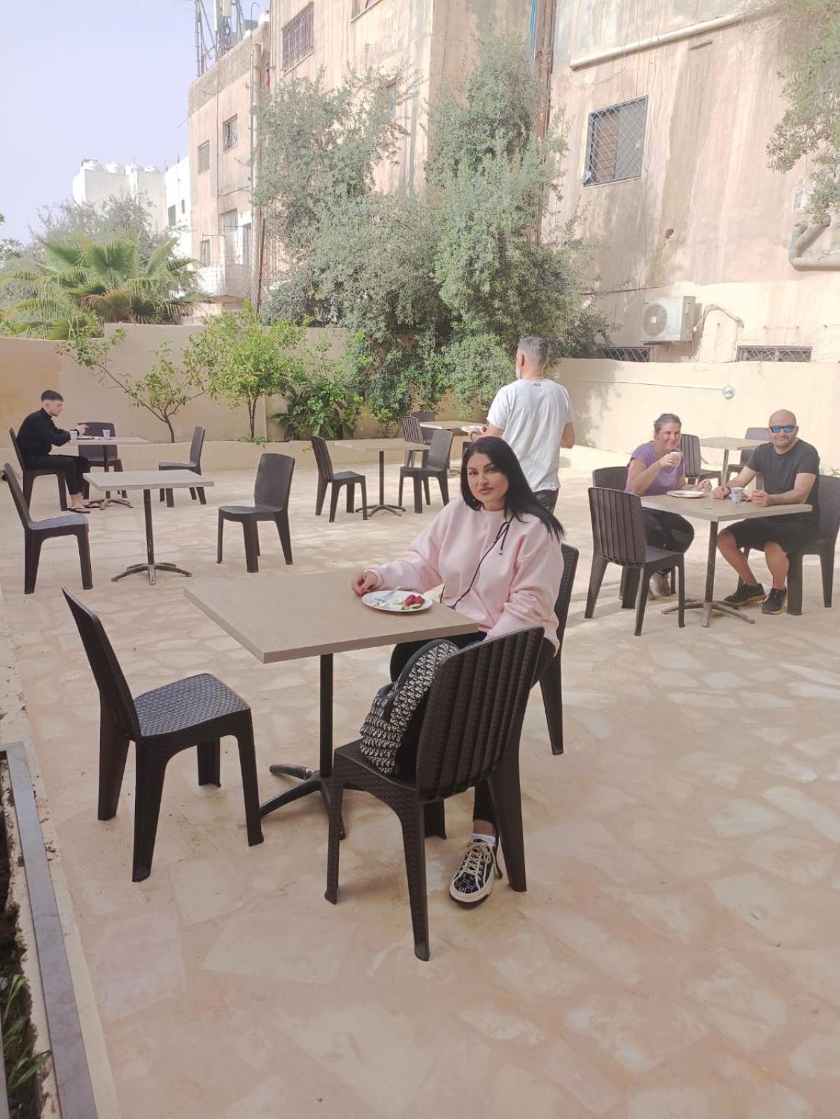 Downtown Inn Madaba Bagian luar foto