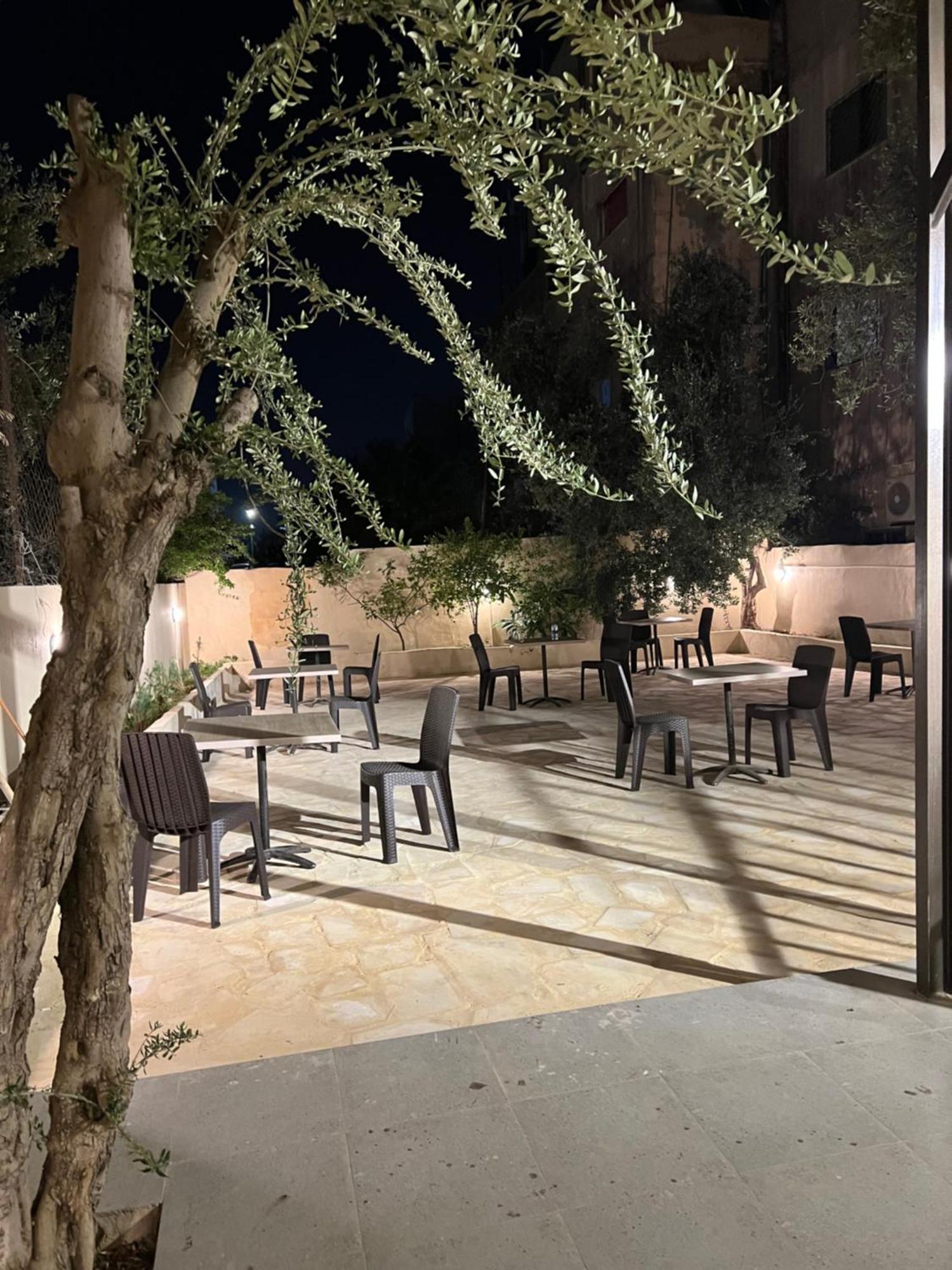 Downtown Inn Madaba Bagian luar foto